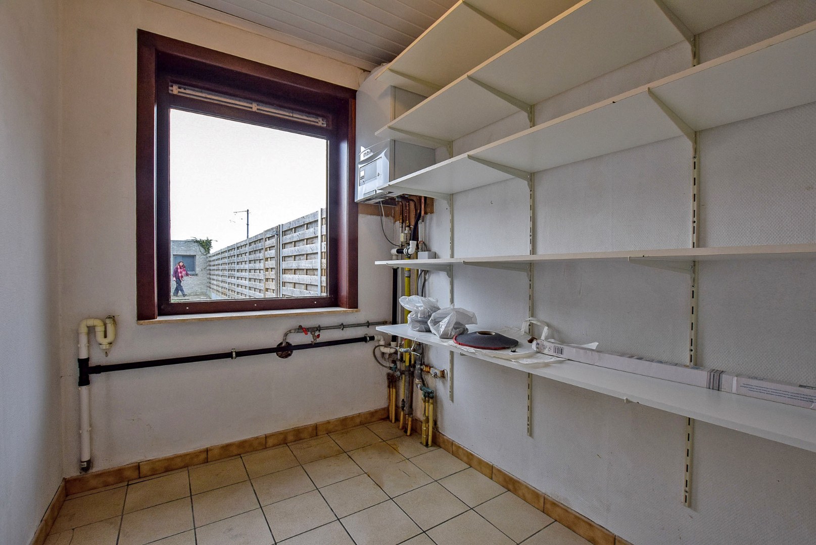 Instapklare gezinswoning met 3 slaapkamers en garage in het centrum van Diksmuide. 