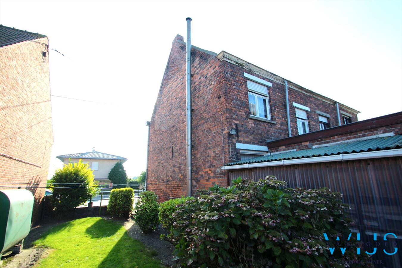 Op te frissen half- open bebouwiing op een perceel van 295m² 