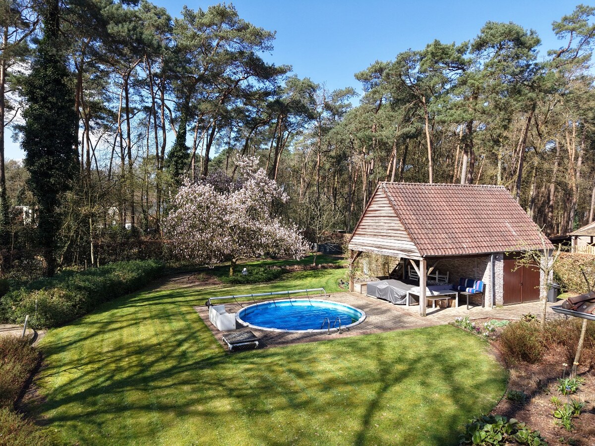 Prachtige villa met 3 slaapkamers en praktijk/kangoeroewoning met ZW-tuin op 1.892 m² 