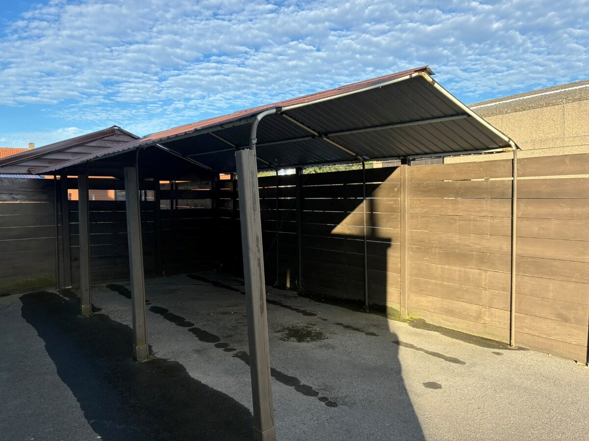 Woning met 2 slaapkamers en ruime veranda in de vijfwegen! 
