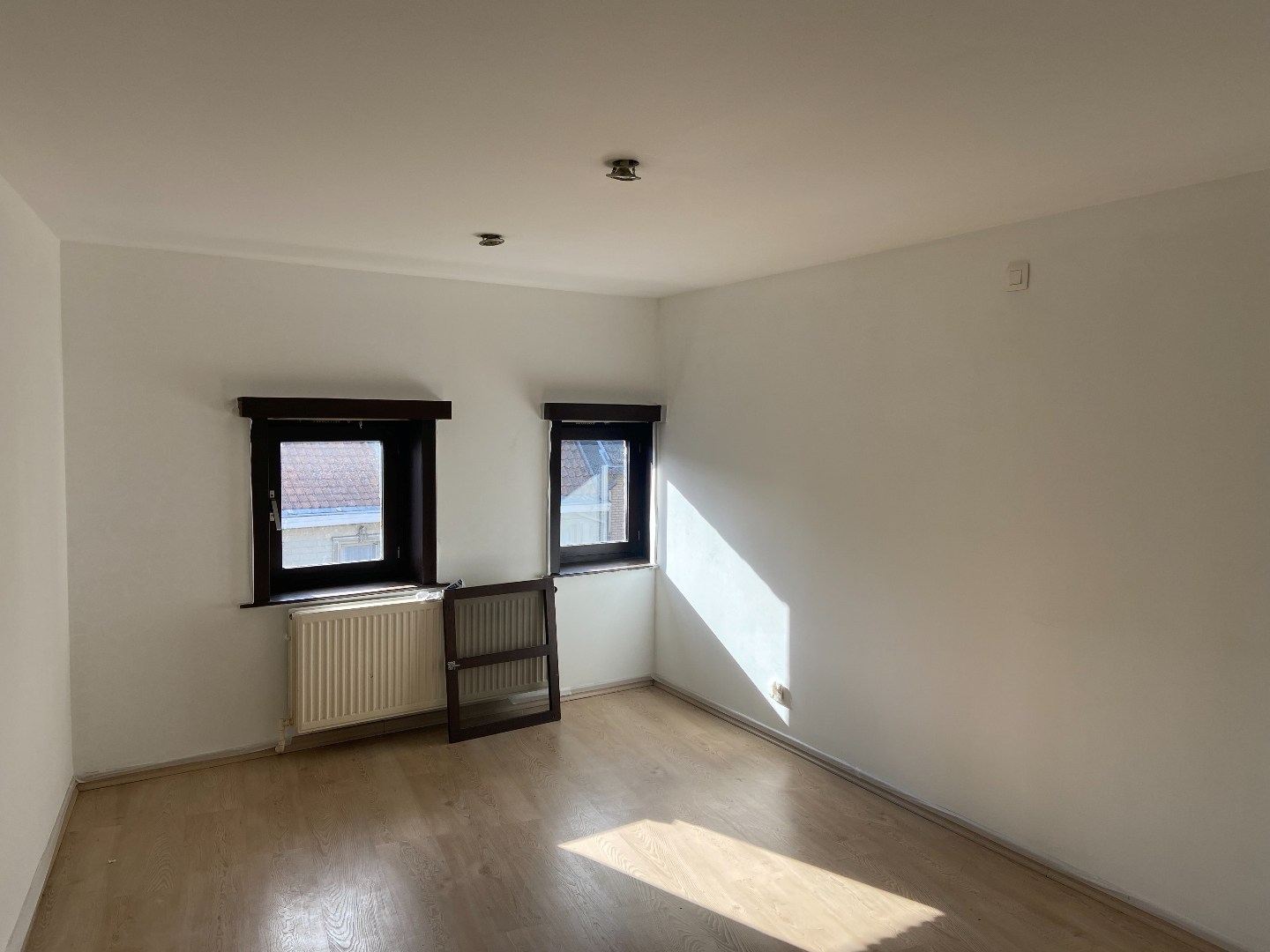 Ruim duplex appartement in hartje Sint-Eloois-Vijve! 