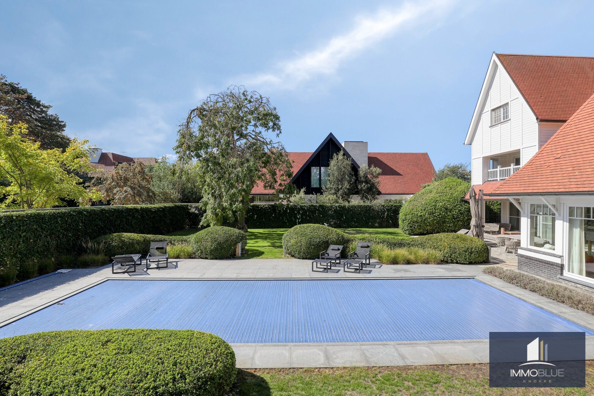 Luxueuze en stijlvolle villa in Engelse Cottage stijl met verwarmd zwembad gelegen in het Zoute. 