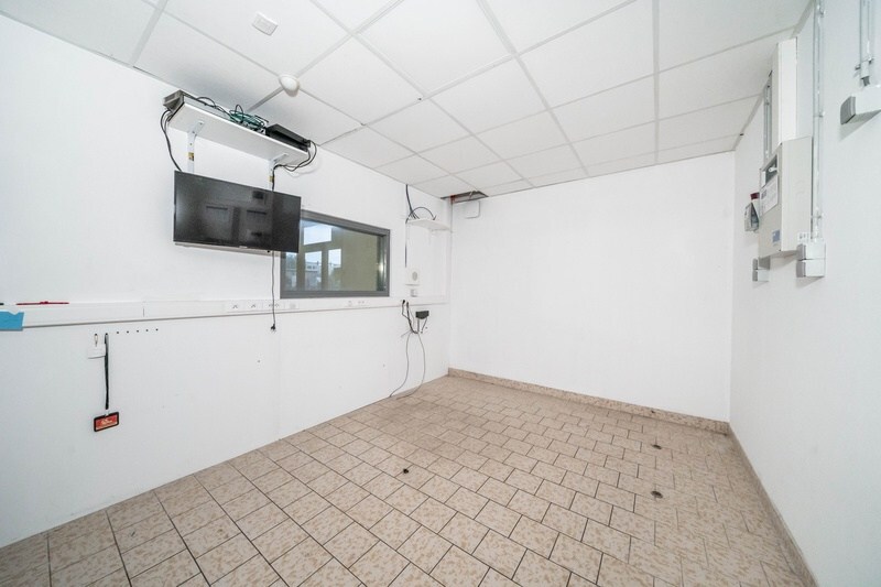 Rijksweg: Commercieel goed gelegen handelspand (ca 1.100 m²) met parking. 