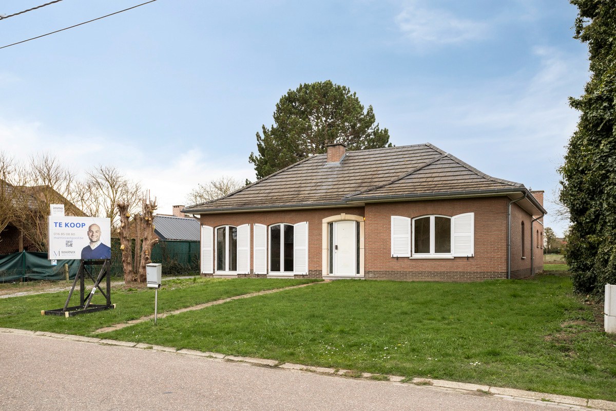 Open bebouwing met 3 slaapkamers, tuin en 2 garages op een perceel van 1108 m² in Haasrode! – EPC 363 kWh/m² - bewoonbare opp. 196 m² 