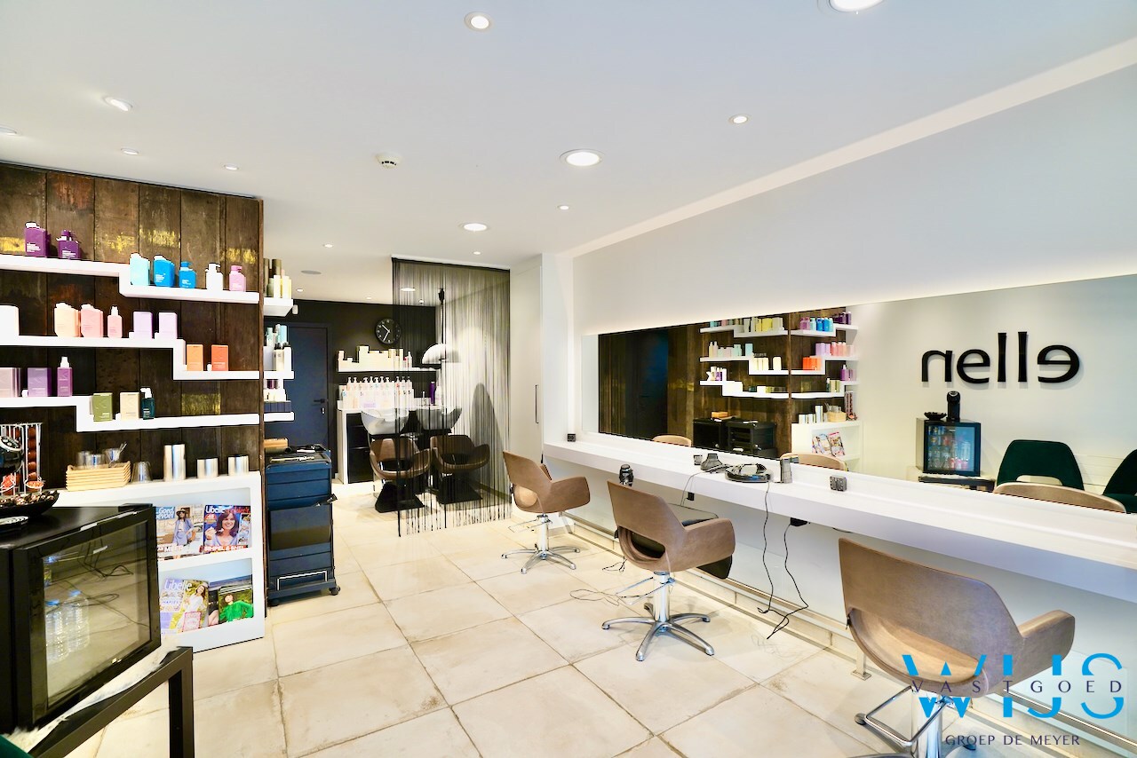 Stijlvolle alleenstaande woning met kapsalon te Kluizen 