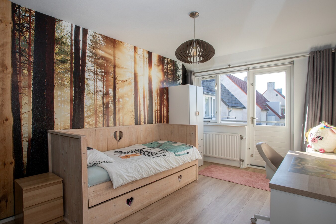 Vrijstaande woning met carport en garage gelegen op een perceel van 437 m2. 