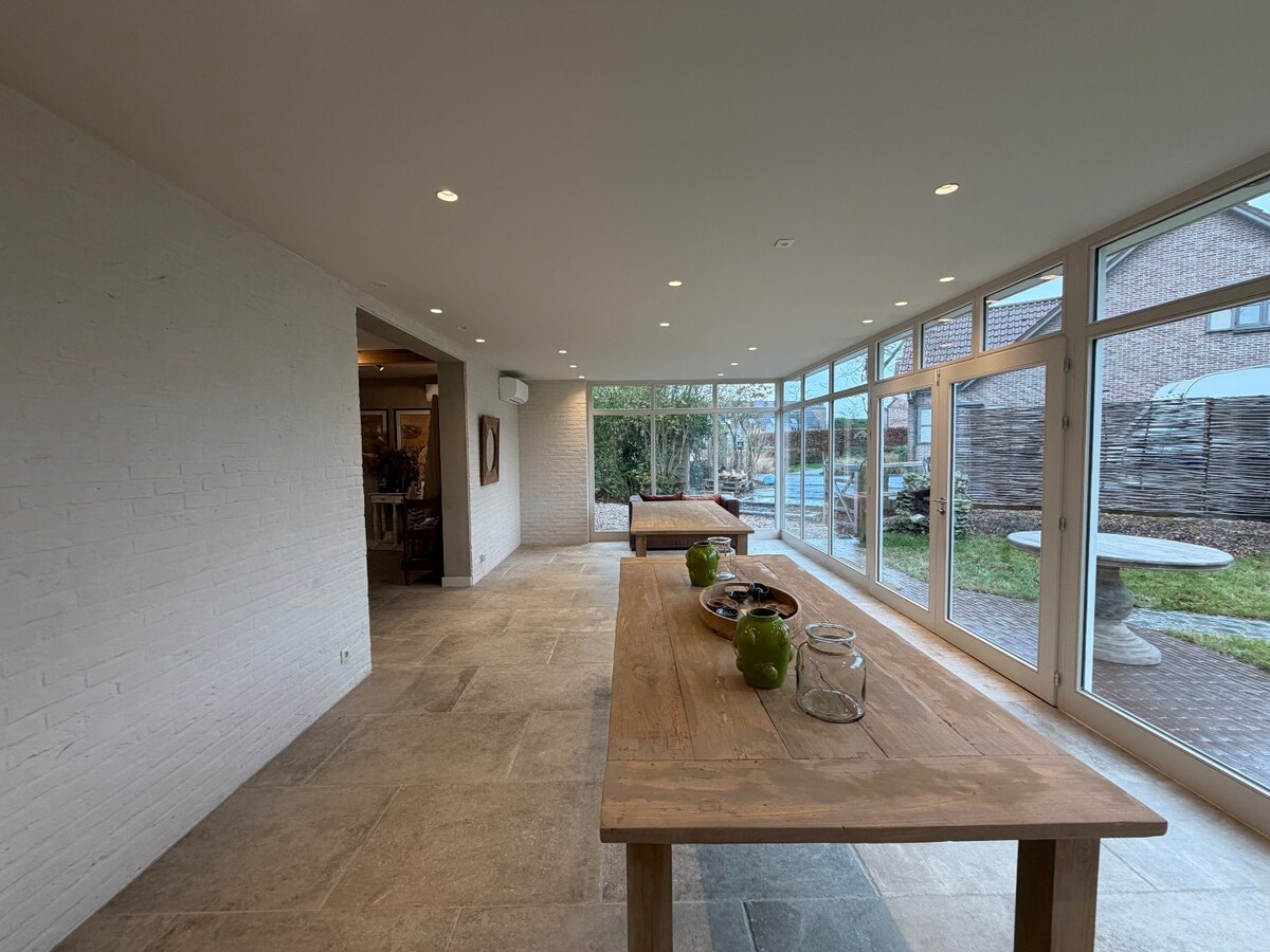 Multifunctioneel commercieel pand op toplocatie. 