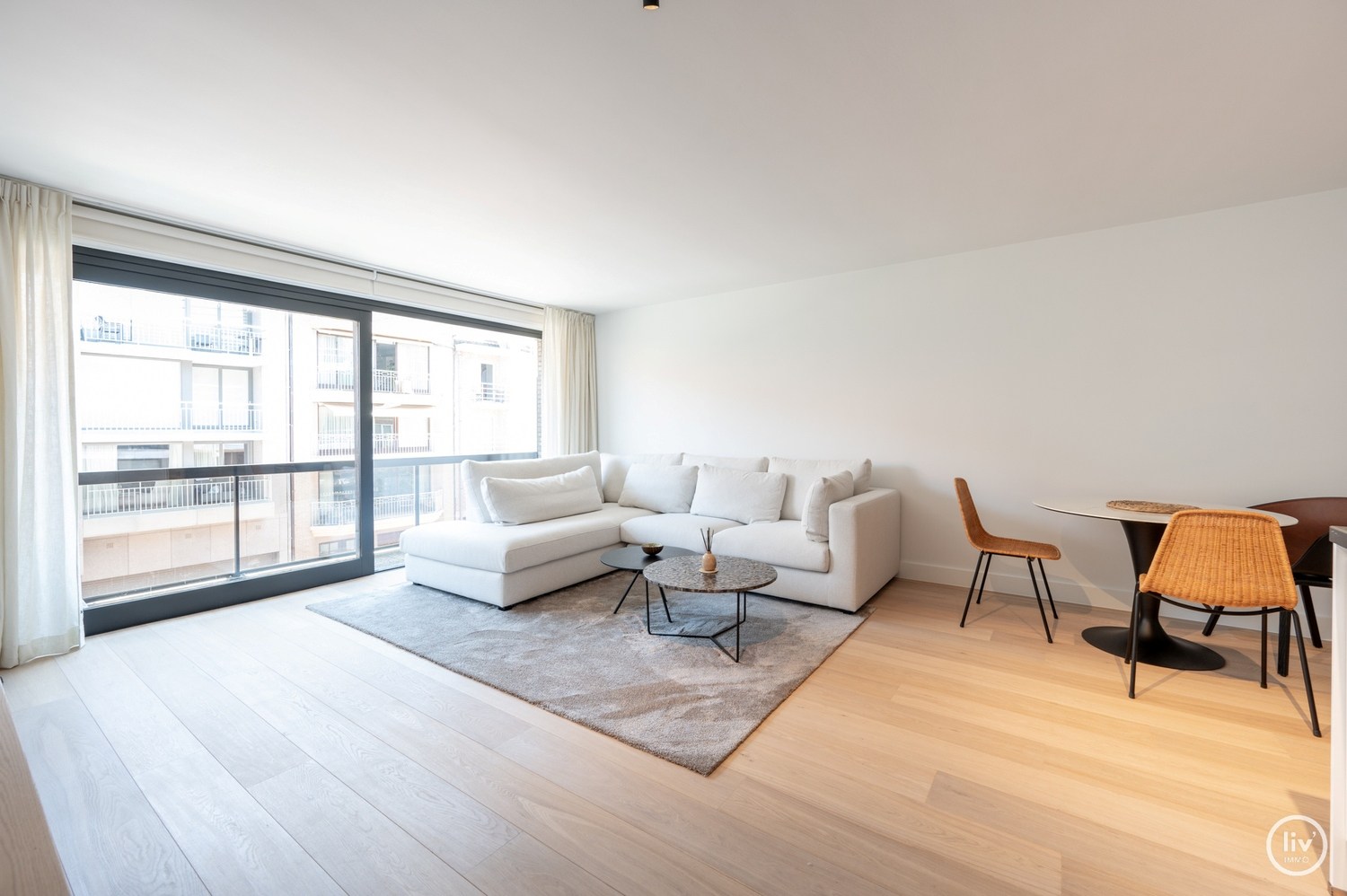 GEMEUBELD - Hoogstaand gerenoveerd en tevens gemeubeld 3-kamer appartement op wandelafstand van de Zeedijk-Albertstrand. 