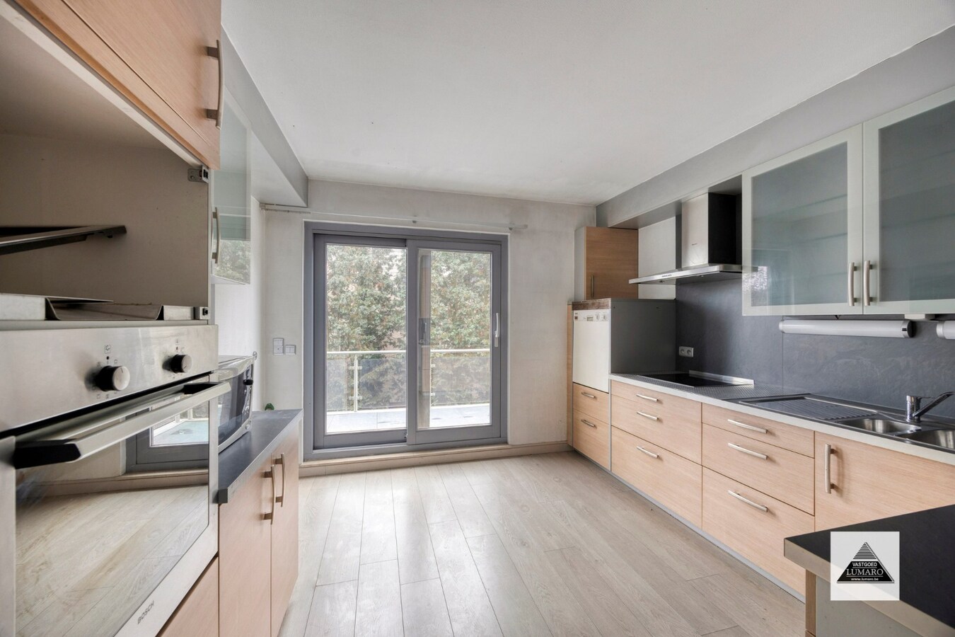 Appartement (175 m²) met 3 slaapkamers, terras (25 m²), 2 badk., 2 garages, berging. 1e verdiep (lift). 