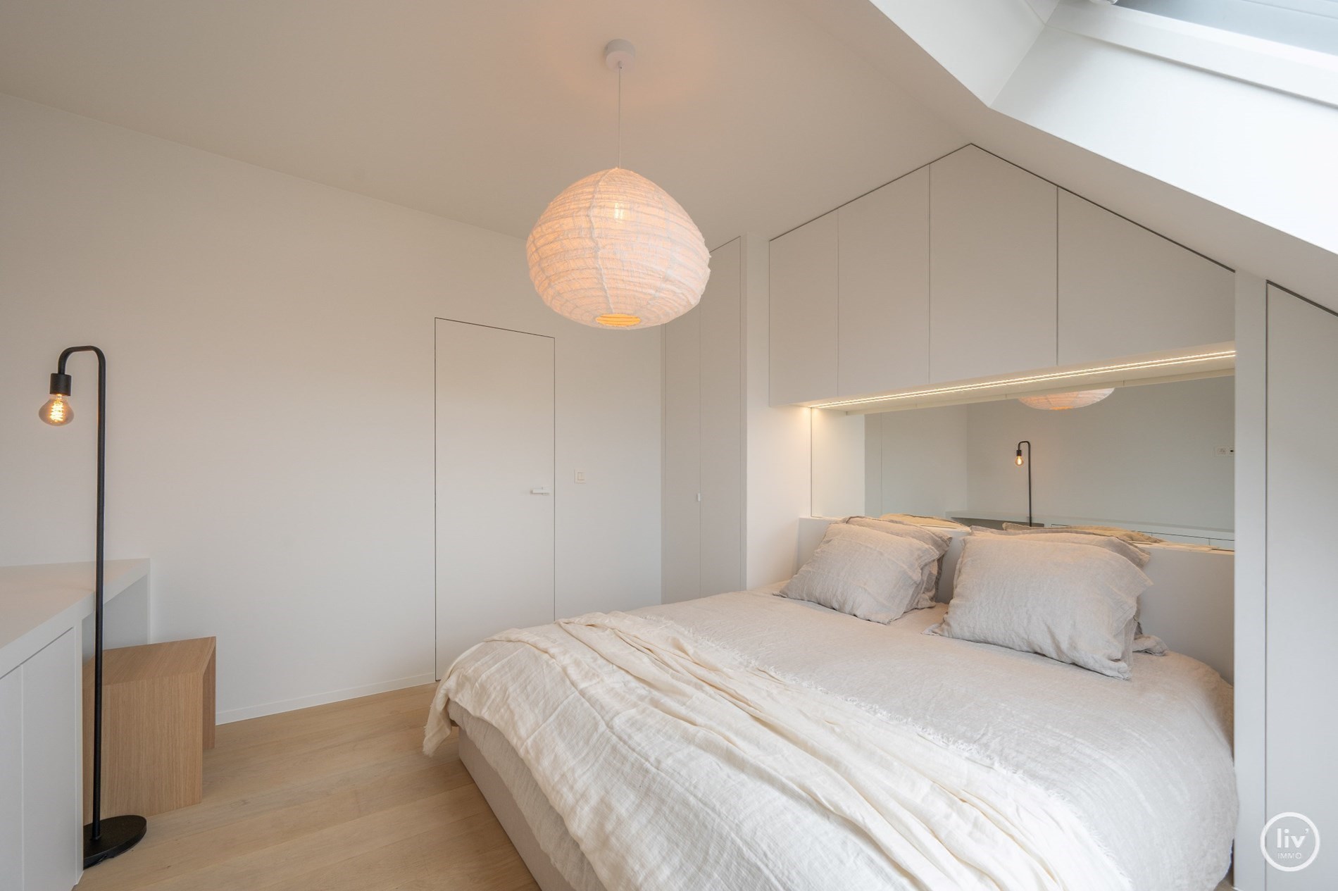 Superbe appartement en duplex magnifiquement rénové avec une spacieuse terrasse orientée vers l'ouest, situé sur la Lippenslaan à Knokke. 