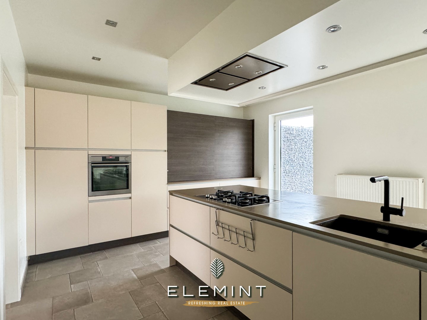 Rekkem. Ruime halfopen woning met 5 slaapkamers, tuin &amp; garage 