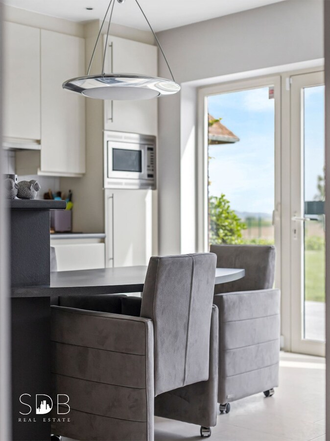 Hedendaagse gezinswoning met aanpalende graslanden en stallen op 5.030m² 