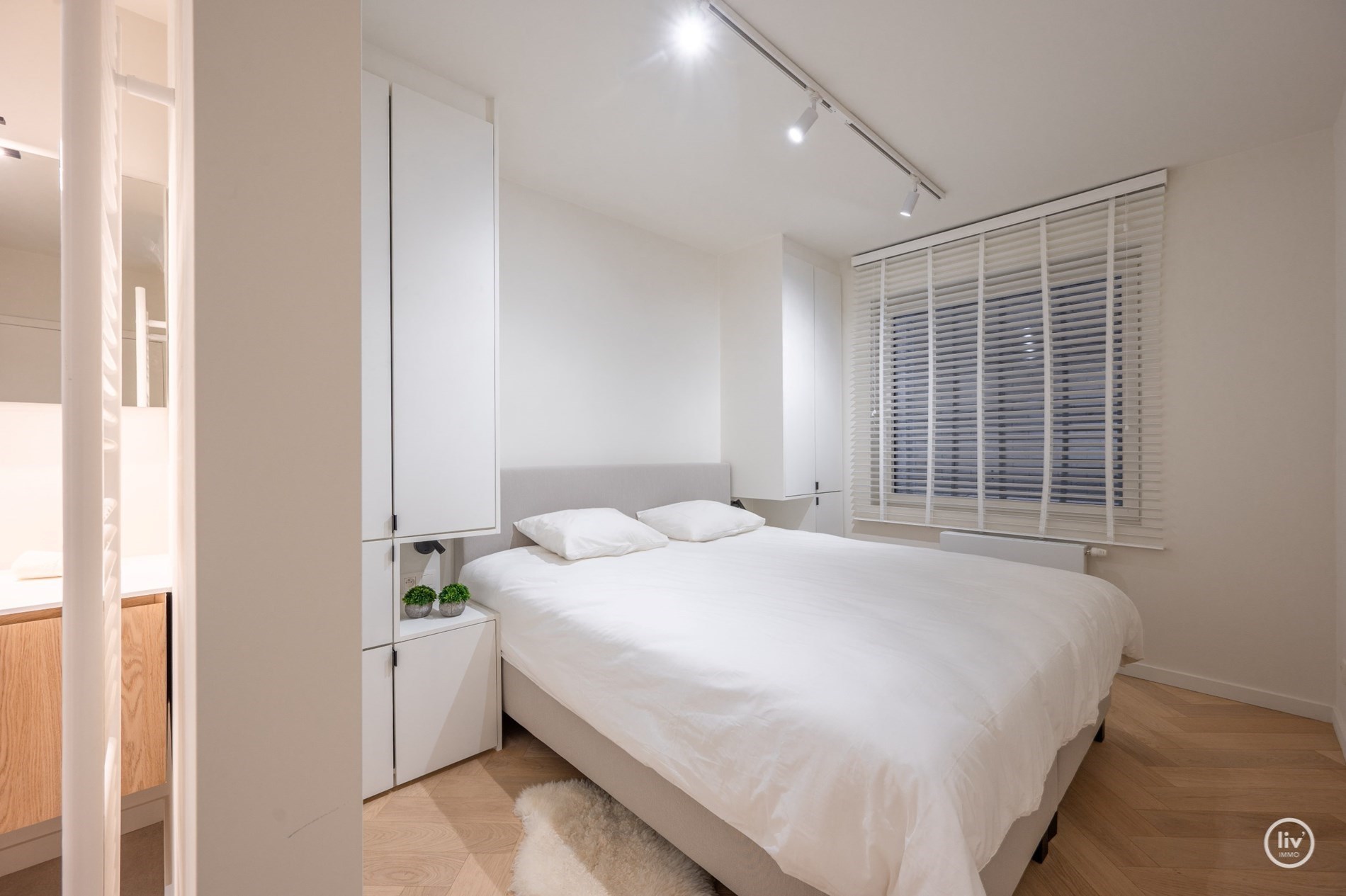 Gerenoveerd appartement met 2 volwaardige slaapkamers vlakbij het Vanbunnenplein te Knokke (mog. tot het huren van een inpandige garage) 
