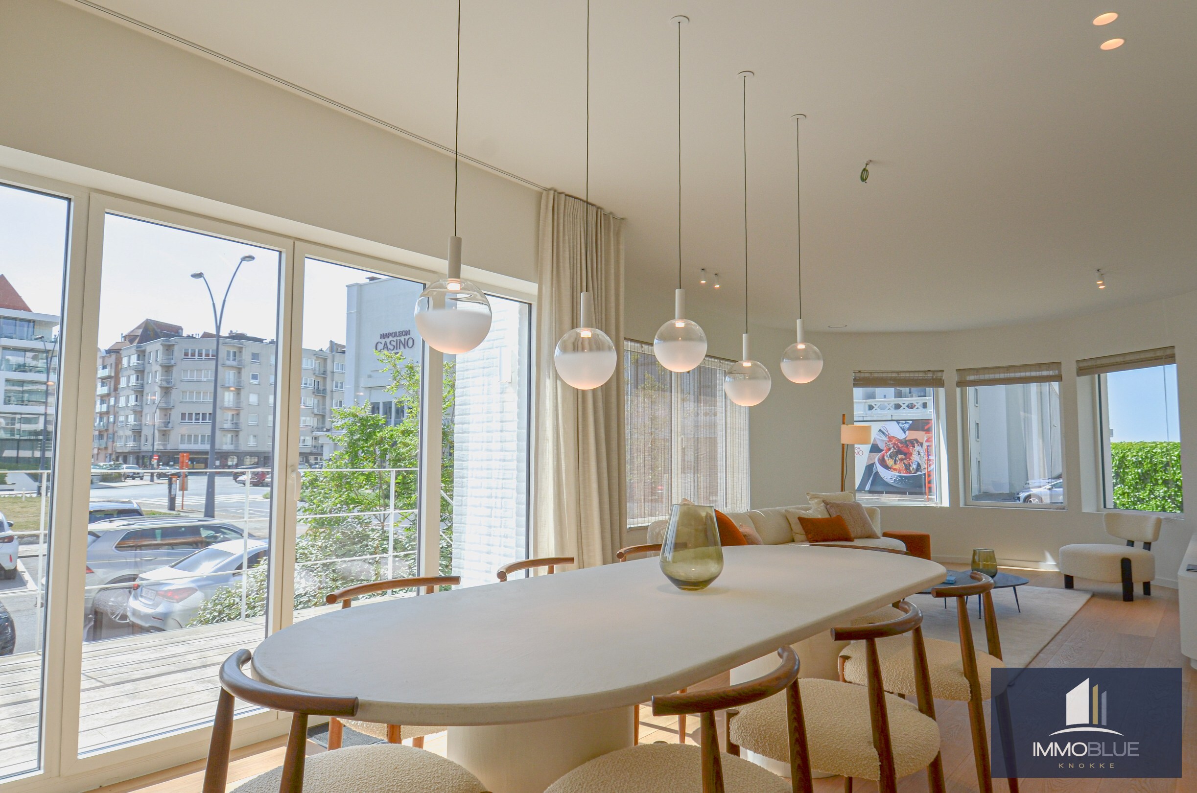 Exclusieve villa: Uitzonderlijk volledig gerenoveerde villa met frontaal zeezicht. 