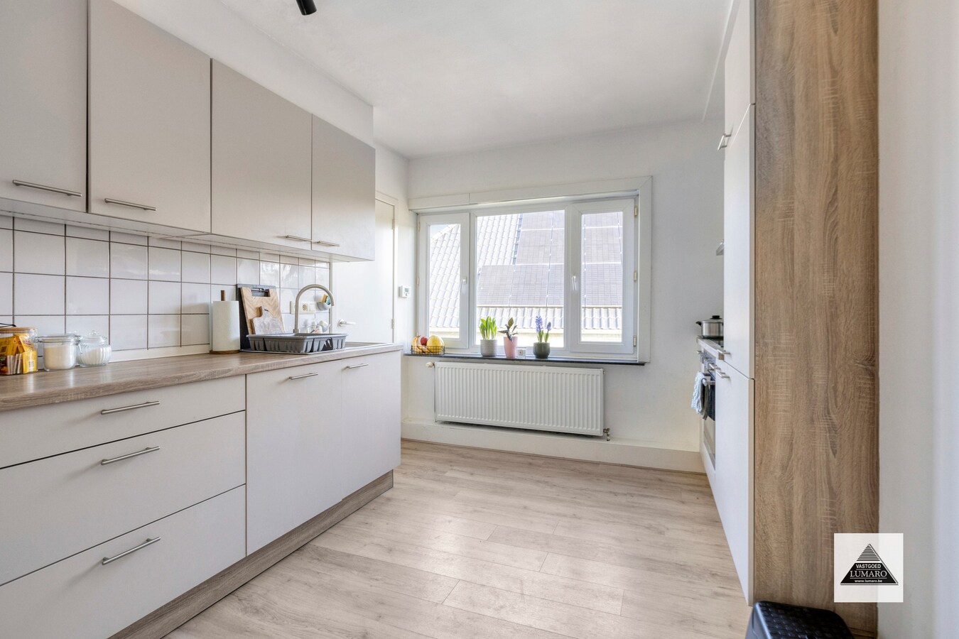 Vernieuwd duplex app. met 3 slaapkamers, terras, parking 