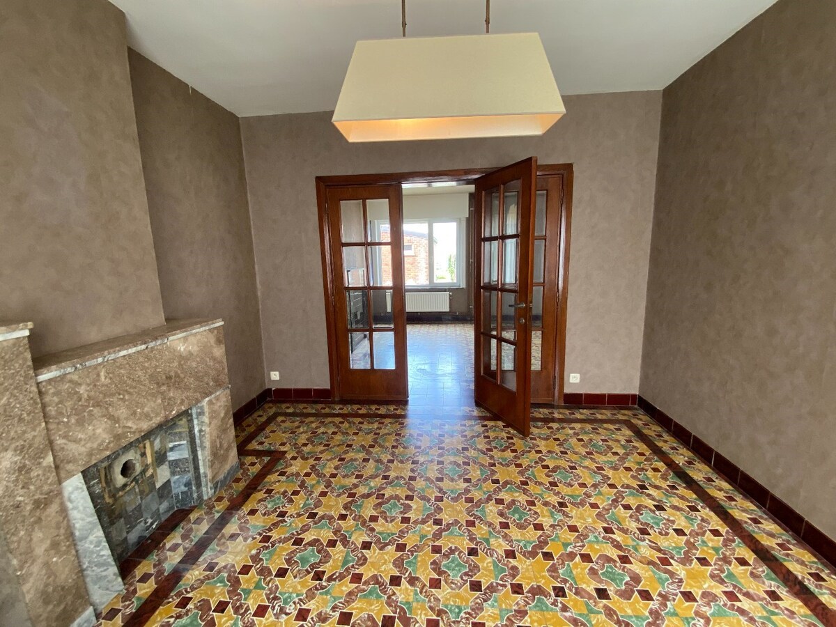 Verrassend ruime gezinswoning met garage, tuin en bijgebouw 