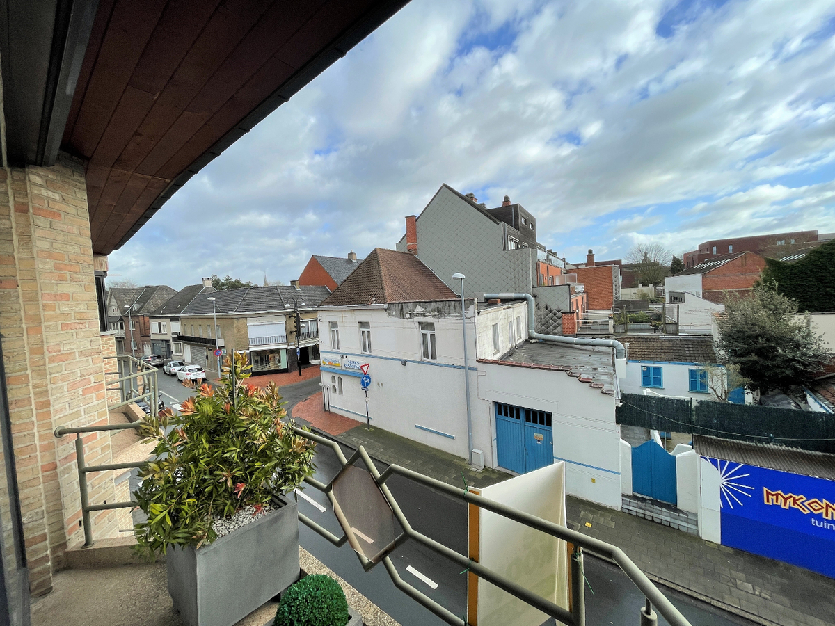 Ruim appartement met twee slaapkamers en garage te centrum Roeselare 