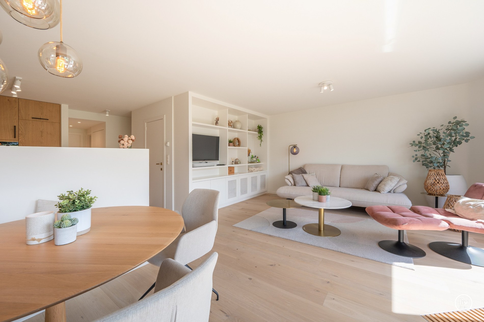 Magnifique appartement rénové de 2 chambres avec de belles vues sur le parc Yzer à Knokke. 
