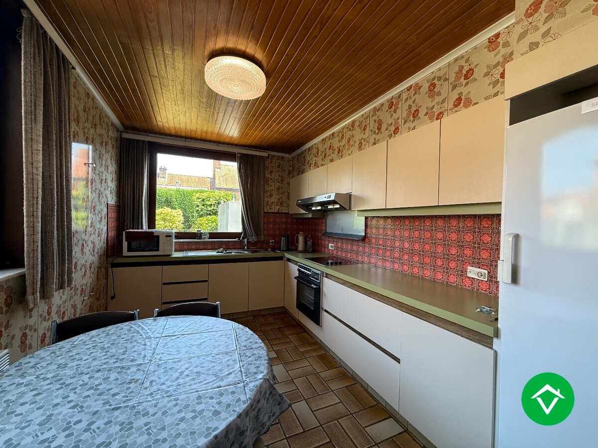 Stevige woning met 3 slaapkamers, tuin en garage in een rustige wijk te Rumbeke 