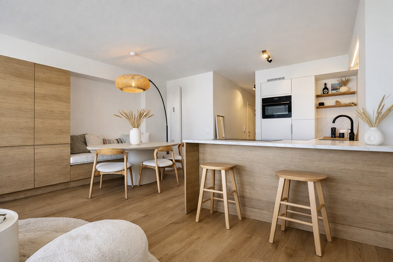 Gerenoveerd 2-slaapkamerappartement met frontaal ZEEZICHT op de Zeedijk te Heist. 