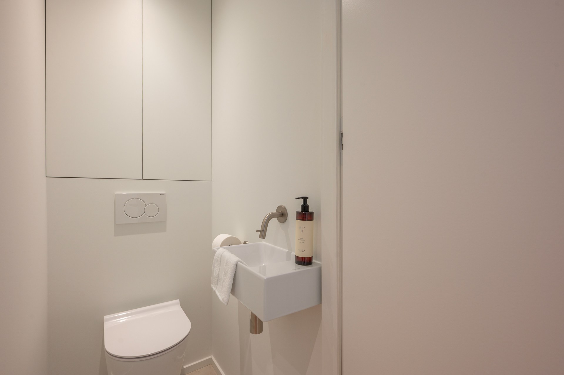 Appartement rénové de haut standing situé du côté ouest avec vue latérale sur la mer. 