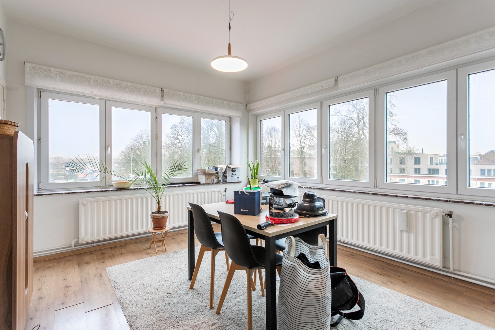 Opbrengsteigendom: commercieel glv en 3 appt 
