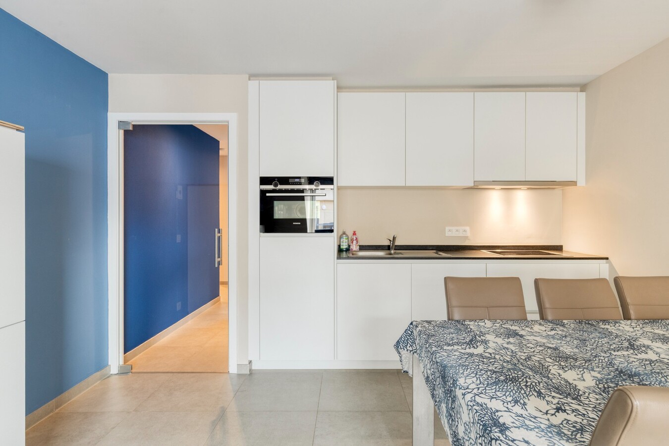 Appartement à la déco moderne situé au 5e étage, rue Ankerweg, à La Panne : un point de départ idéal pour profiter pleinement de la vie au bord de la mer. 