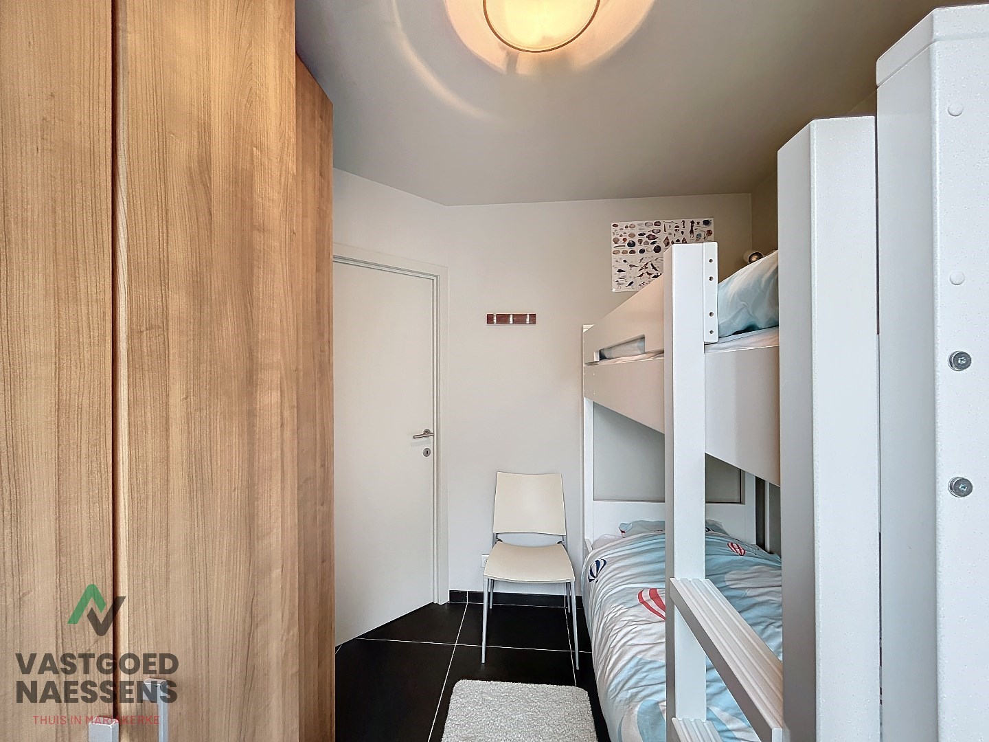 Appartement prêt à emménager avec 2 chambres et vue latérale sur la mer. 