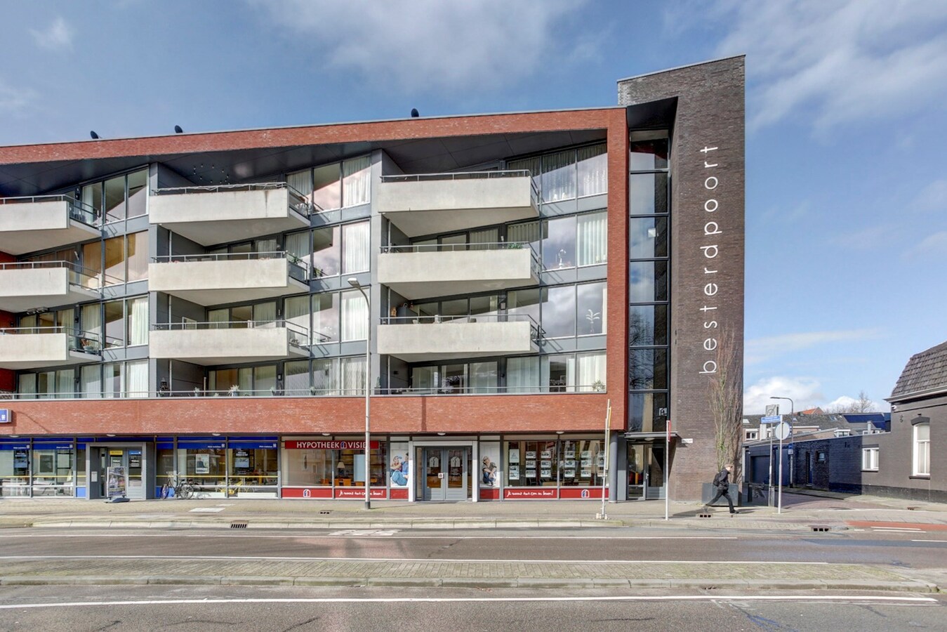 Gelegen in Tilburg ligt dit bijzondere en ruime appartement aan de Besterdring. 