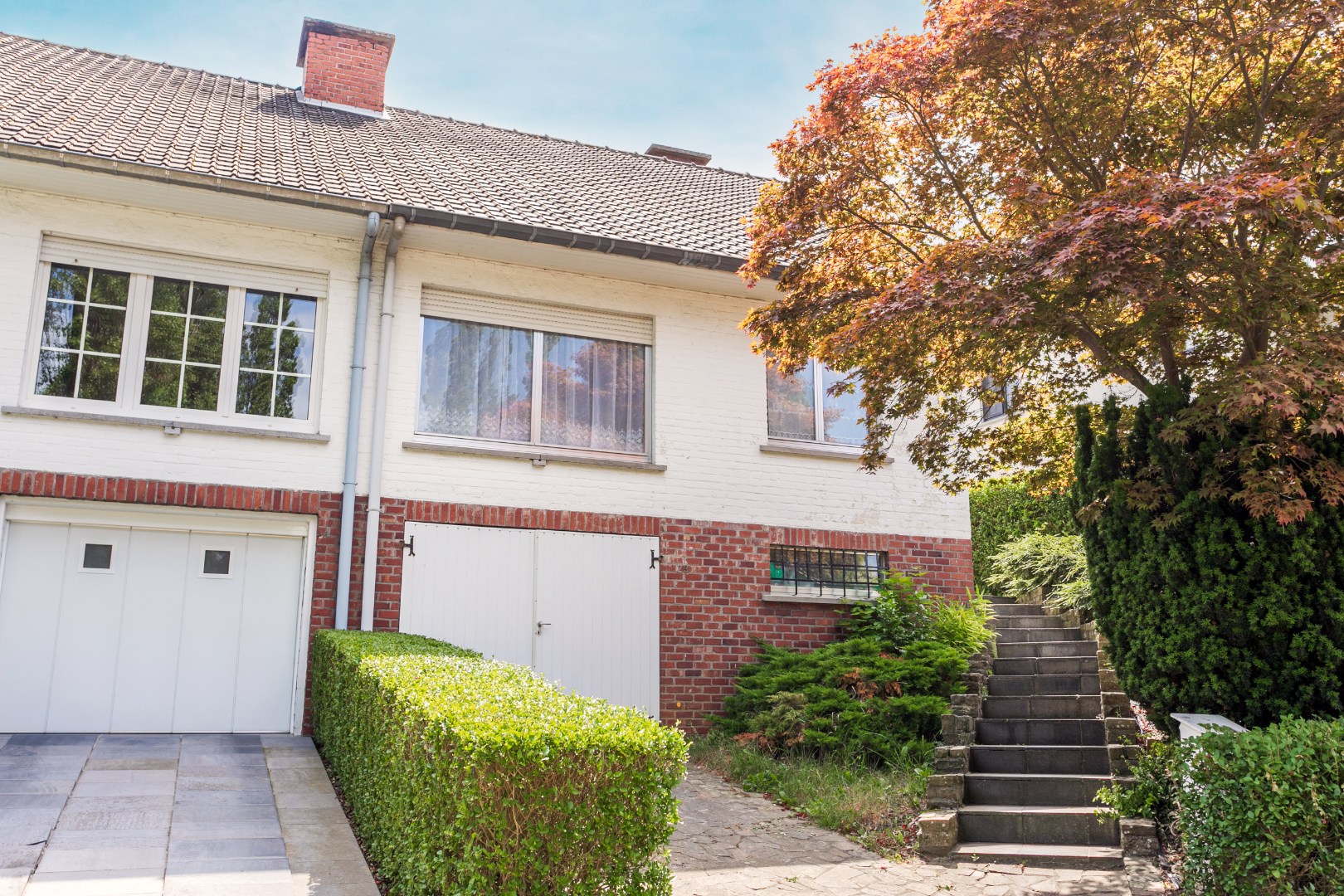 Op te frissen 3-gevel woning met 3 slpk te Halle 
