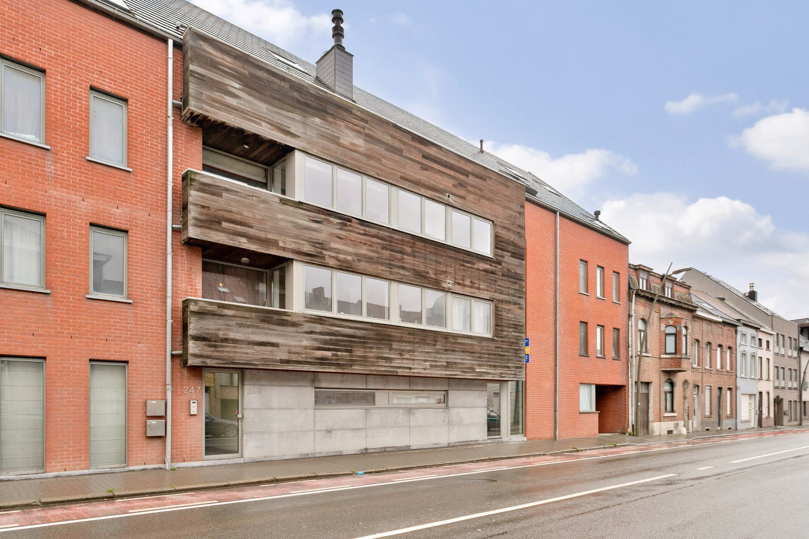 Recent lichtrijk 2slpk-appartement met terras, garagebox en kelder 