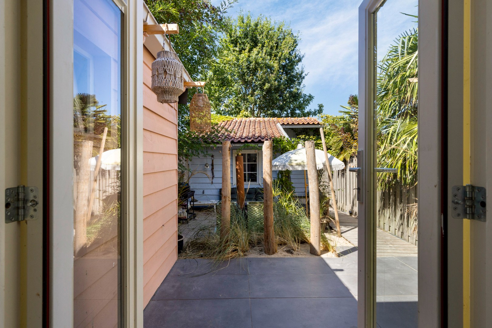 Sfeervol gerenoveerde dijkwoning met riante schuur. 