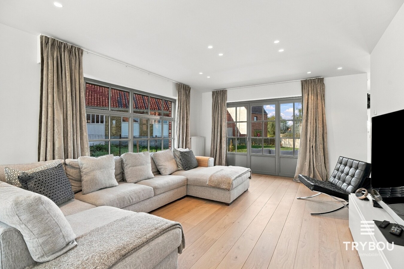 Alleenstaande luxueuze woning met 5 slaapkamers! 