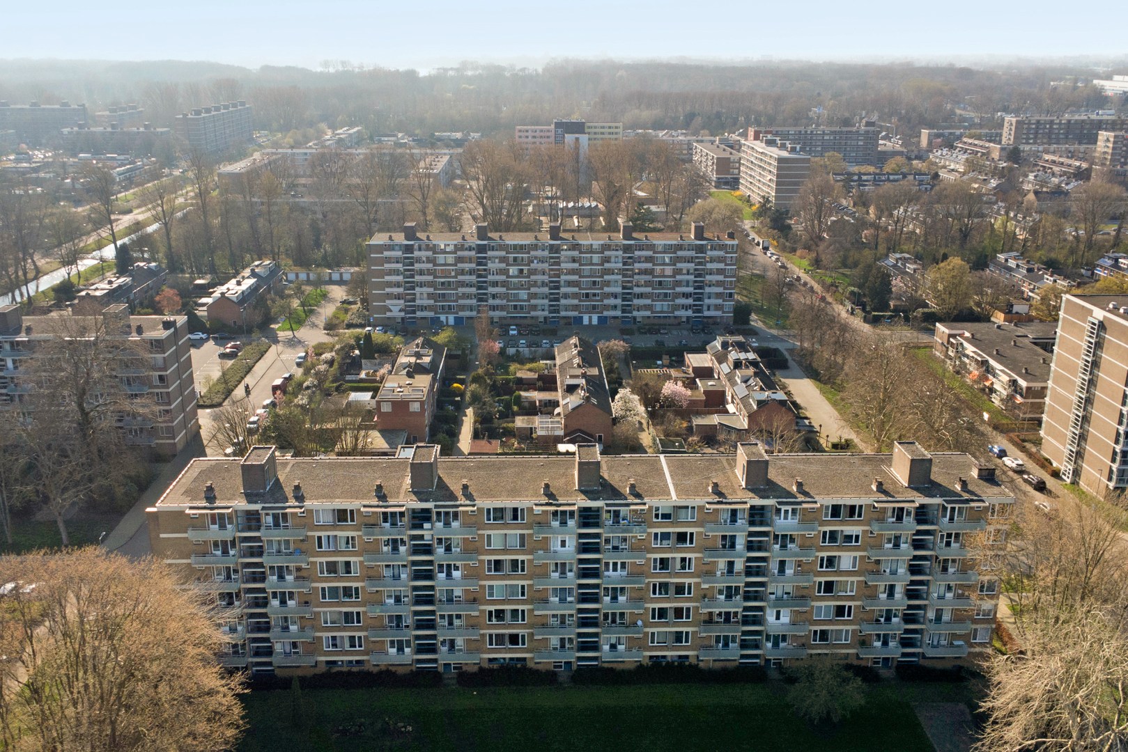 Dit 3 (voorheen 4) kamer appartement is helemaal naar eigen smaak te realiseren met 2 slaapkamers (3e slaapkamer is gemakkelijk te realiseren), 3 balkons, berging in de onderbouw en gelegen op eigen g 