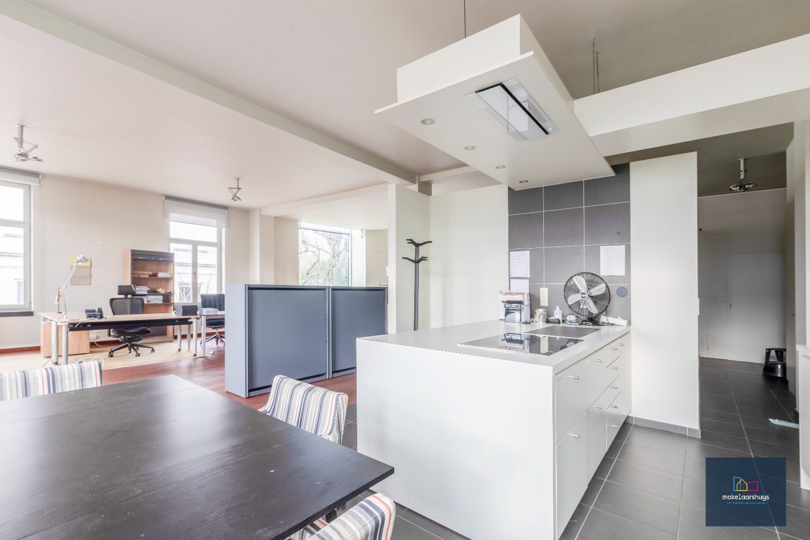 Luxueuze kantoorloft met inpandige staanplaats  en kelderberging  te Coupure Rechts. 