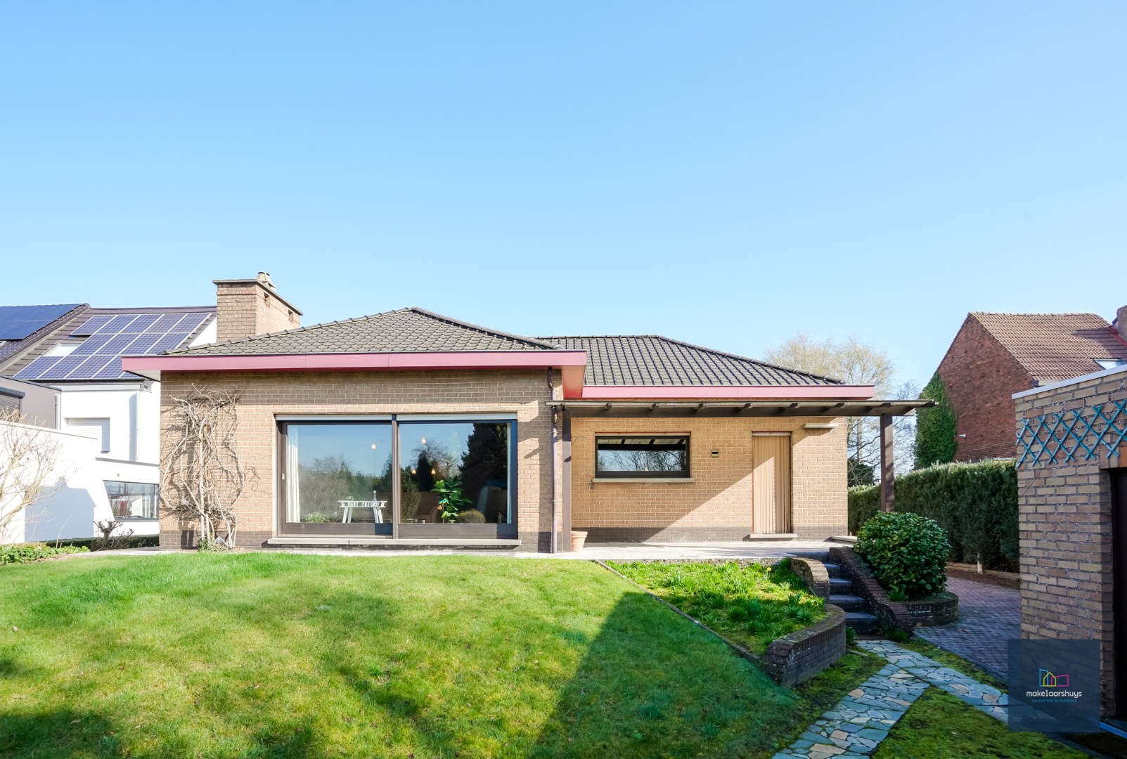 Ruime bungalow met garage op 1980m² grond 