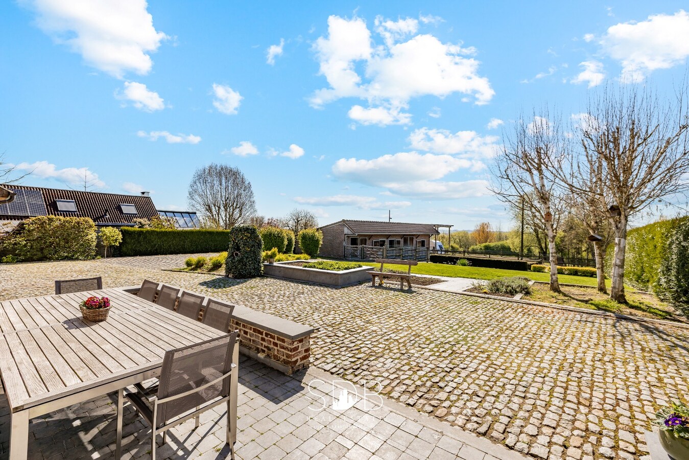 Landelijke woning met stalgebouw, buitenpiste en graslanden 