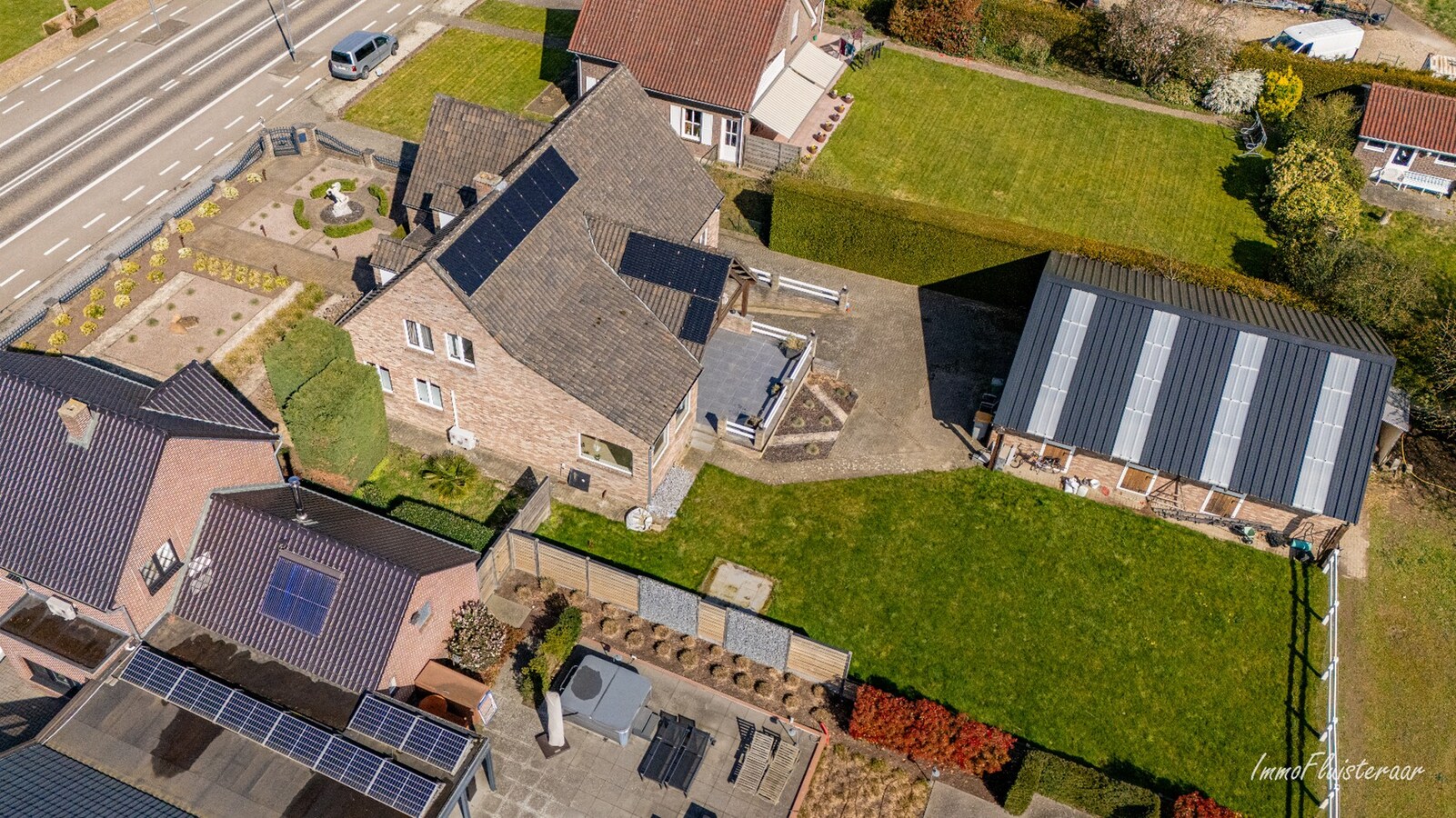 Ruime woning met paardenstallen op ca. 85 are te Kinrooi 