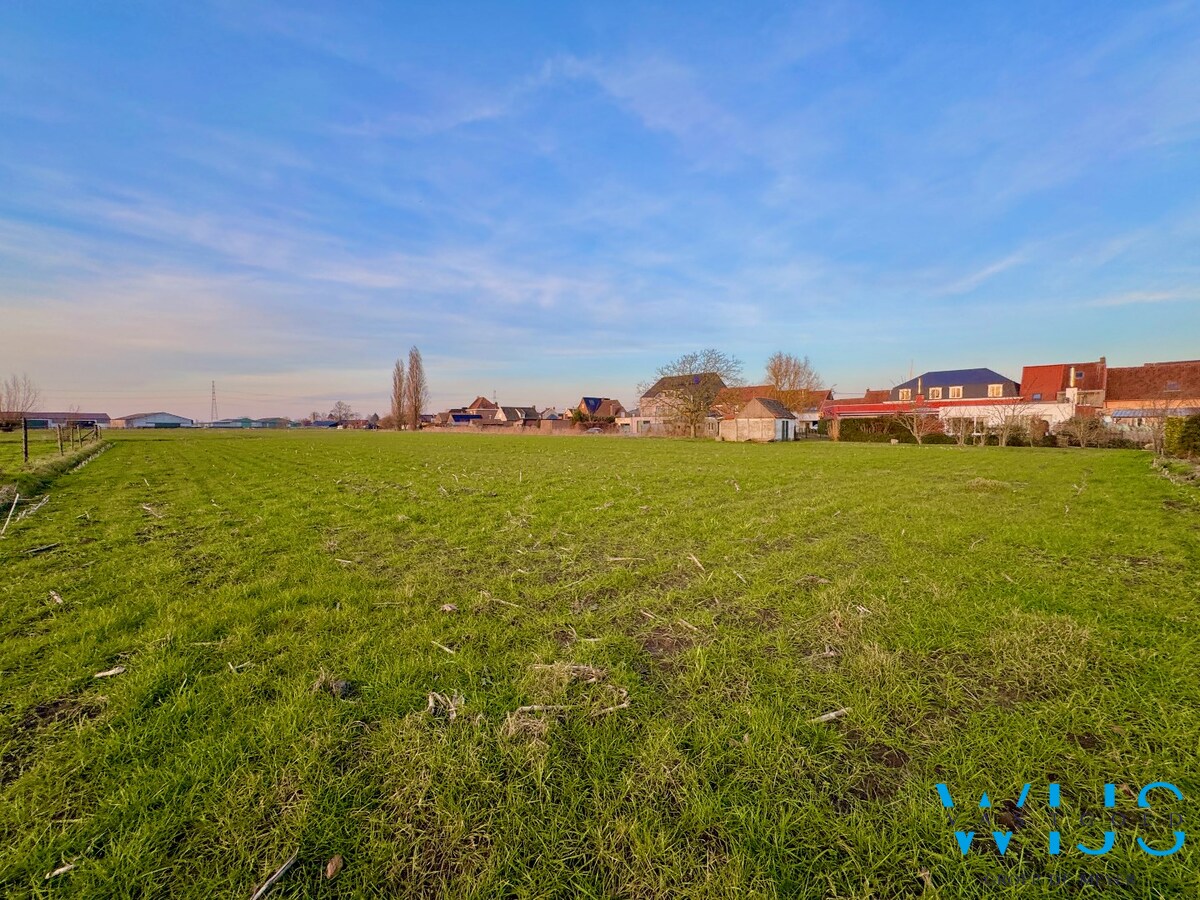 Interessant te renoveren woonhuis met 4.133 m² grond in het centrum van Wippelgem! 