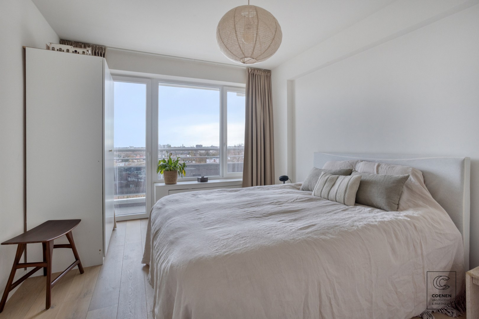 Stijlvol gerenoveerd appartement met 2 slaapkamers &amp; zonnig terras op toplocatie te Berchem 