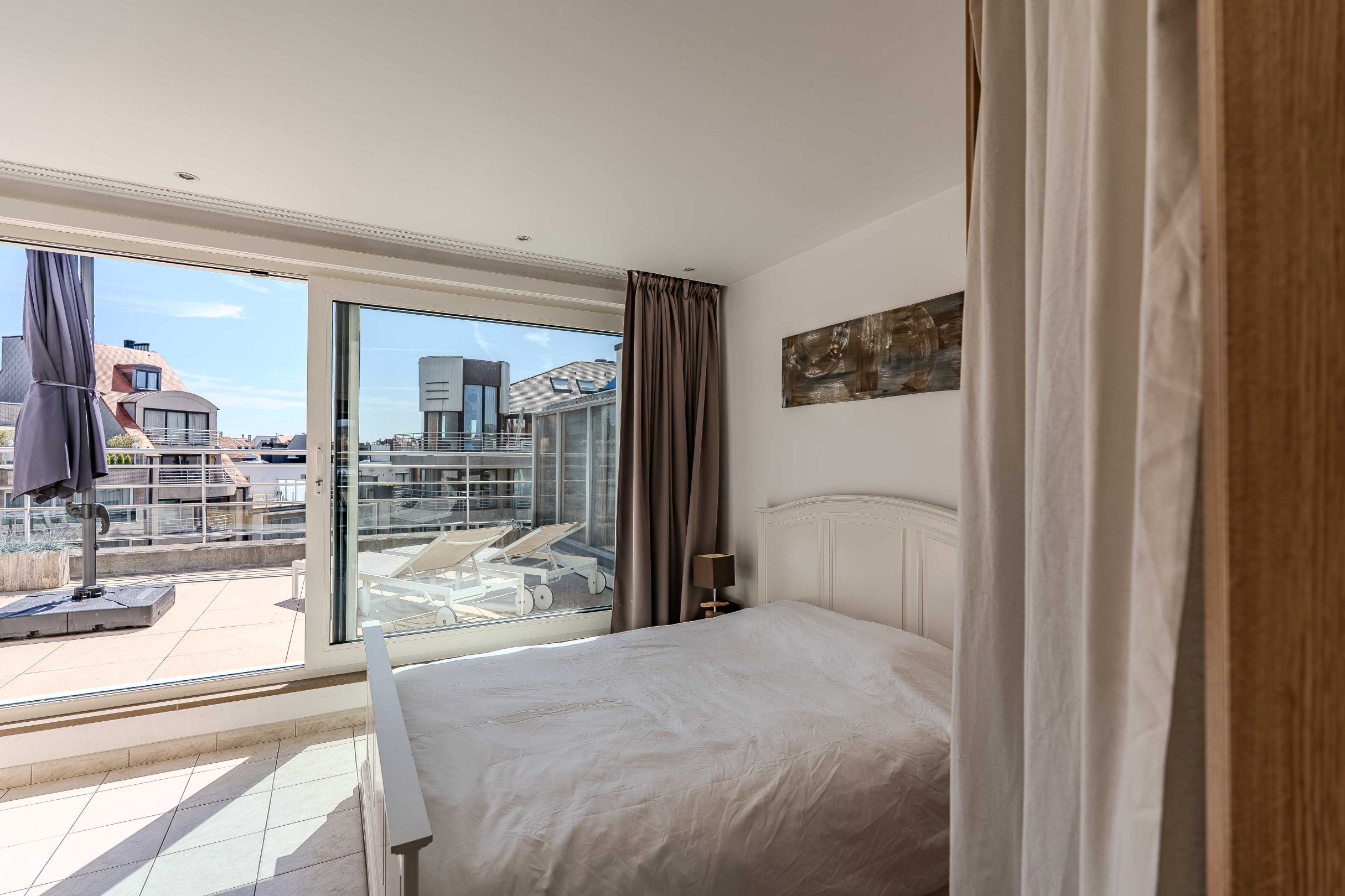 Schitterend penthouse met 2 slaapkamers, ruime terrassen en zijdelings zeezicht. 