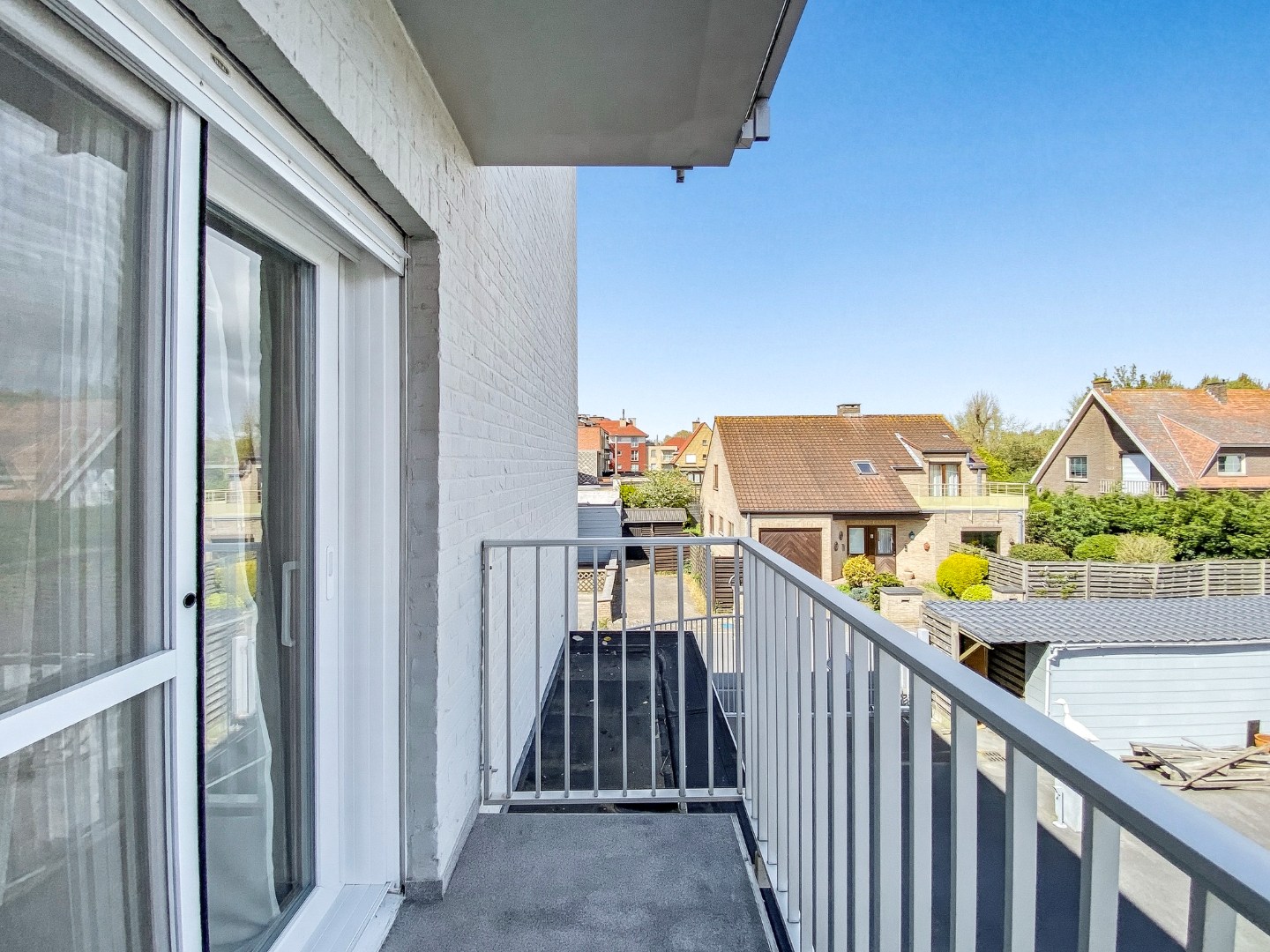 Instapklaar en lichtrijk 3-slaapkamerappartement (109 m²) met terras en privé-parkeerplaats te Oostduinkerke. 