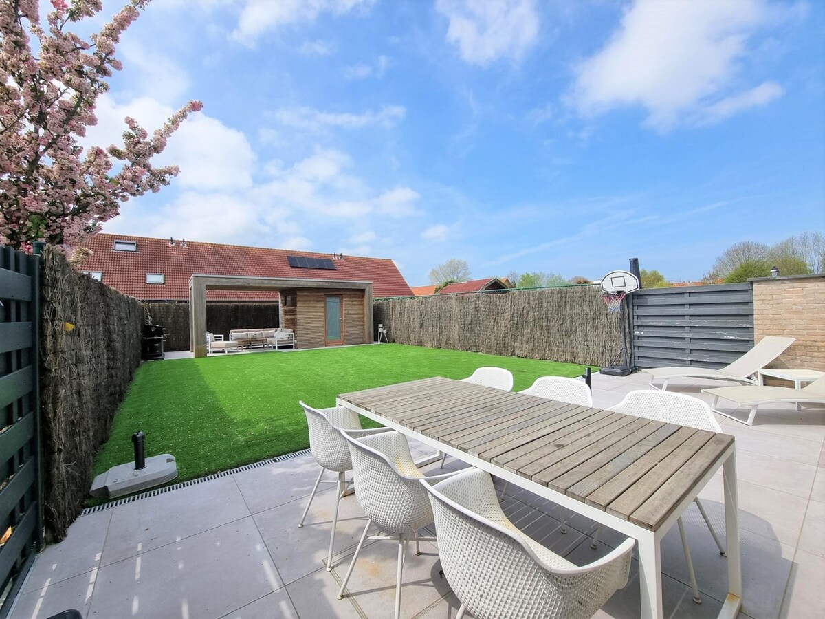 Mooie gezinswoning met tuin &amp; garage in rustige, kindvriendelijke woonwijk - Dudzele 