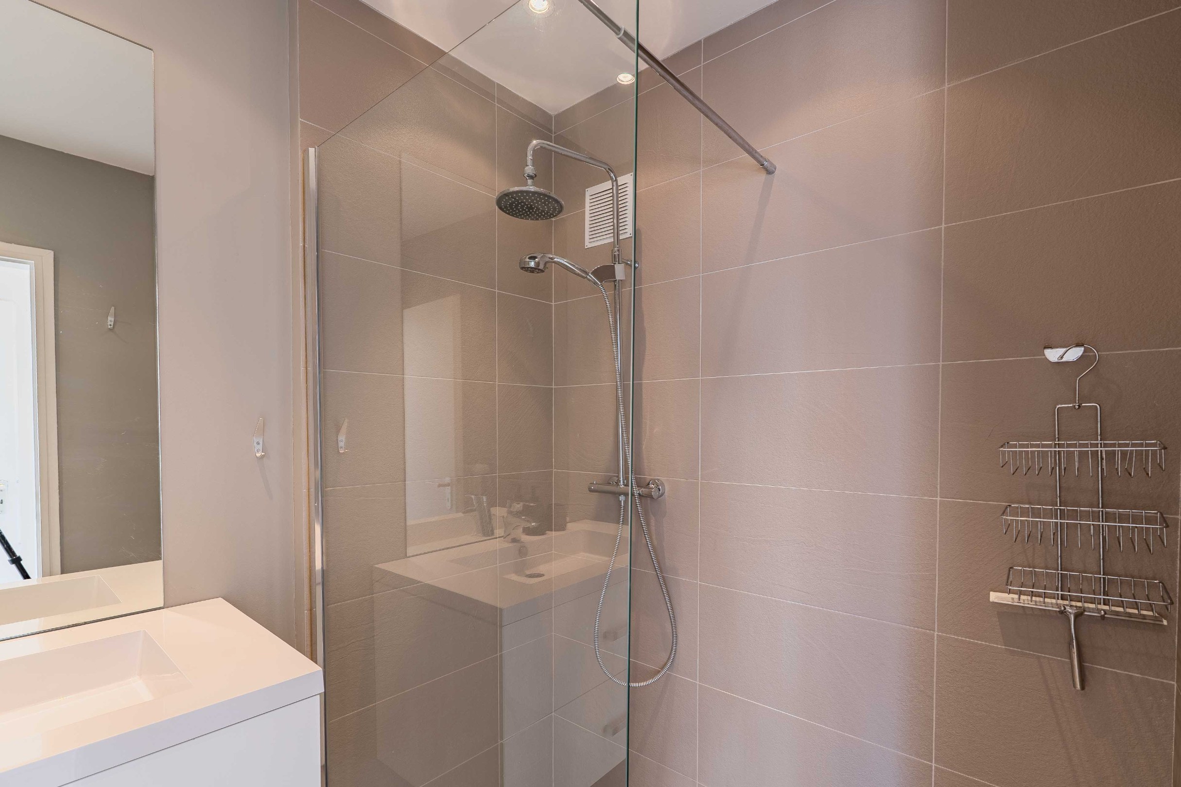Schitterend penthouse met 2 slaapkamers, ruime terrassen en zijdelings zeezicht. 