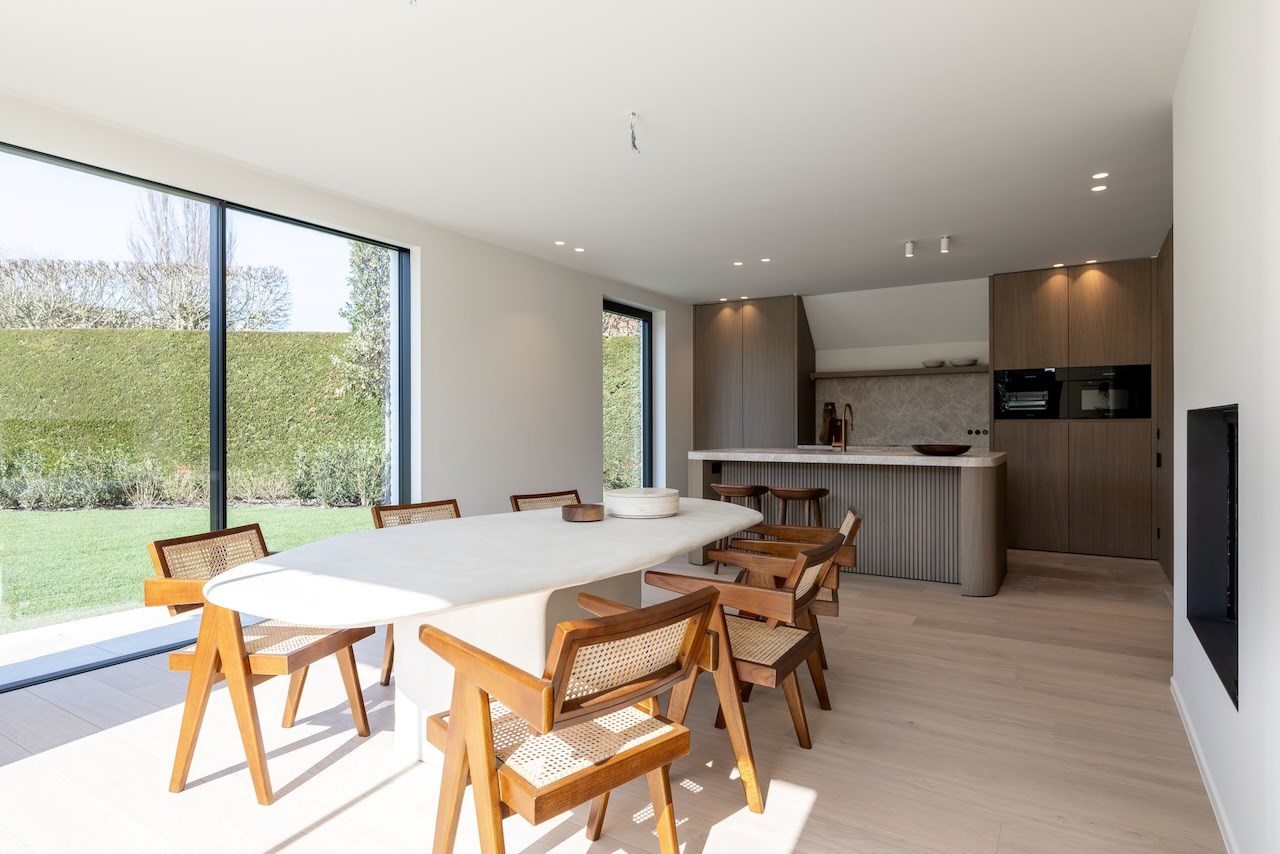 Cette magnifique maison individuelle rénovée avec une allée située dans un quartier calme à Knokke, offre tout ce dont vous avez besoin pour vivre confortablement. 