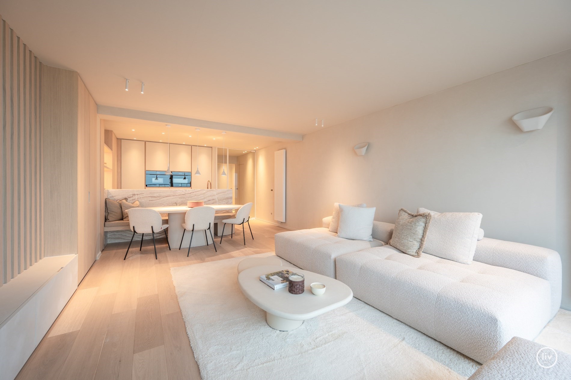Appartement magnifiquement rénové avec vue frontale sur la mer situé sur la place de la tour de lumière à Knokke. 