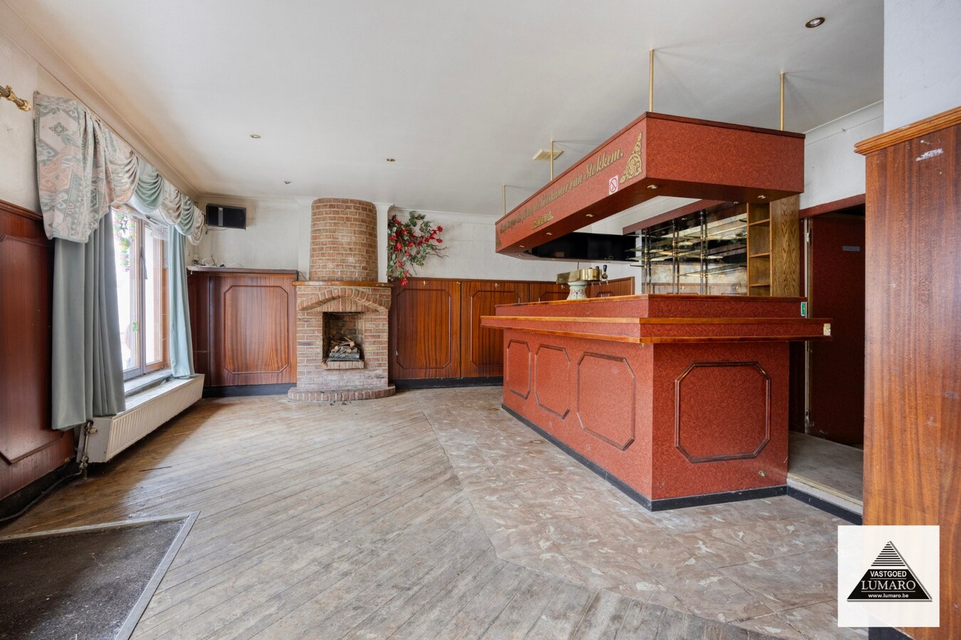 Te renoveren pand met woonst met pitoreske  voorgevel. "Önger de Poart". 