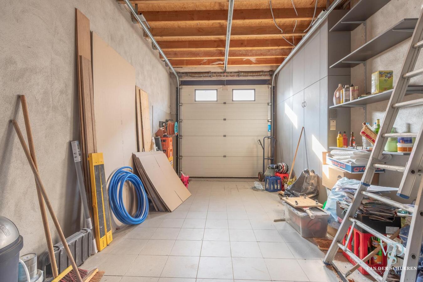 Praktische en degelijke woning in hartje Dikkelvenne . Bijzonder ruim ! 