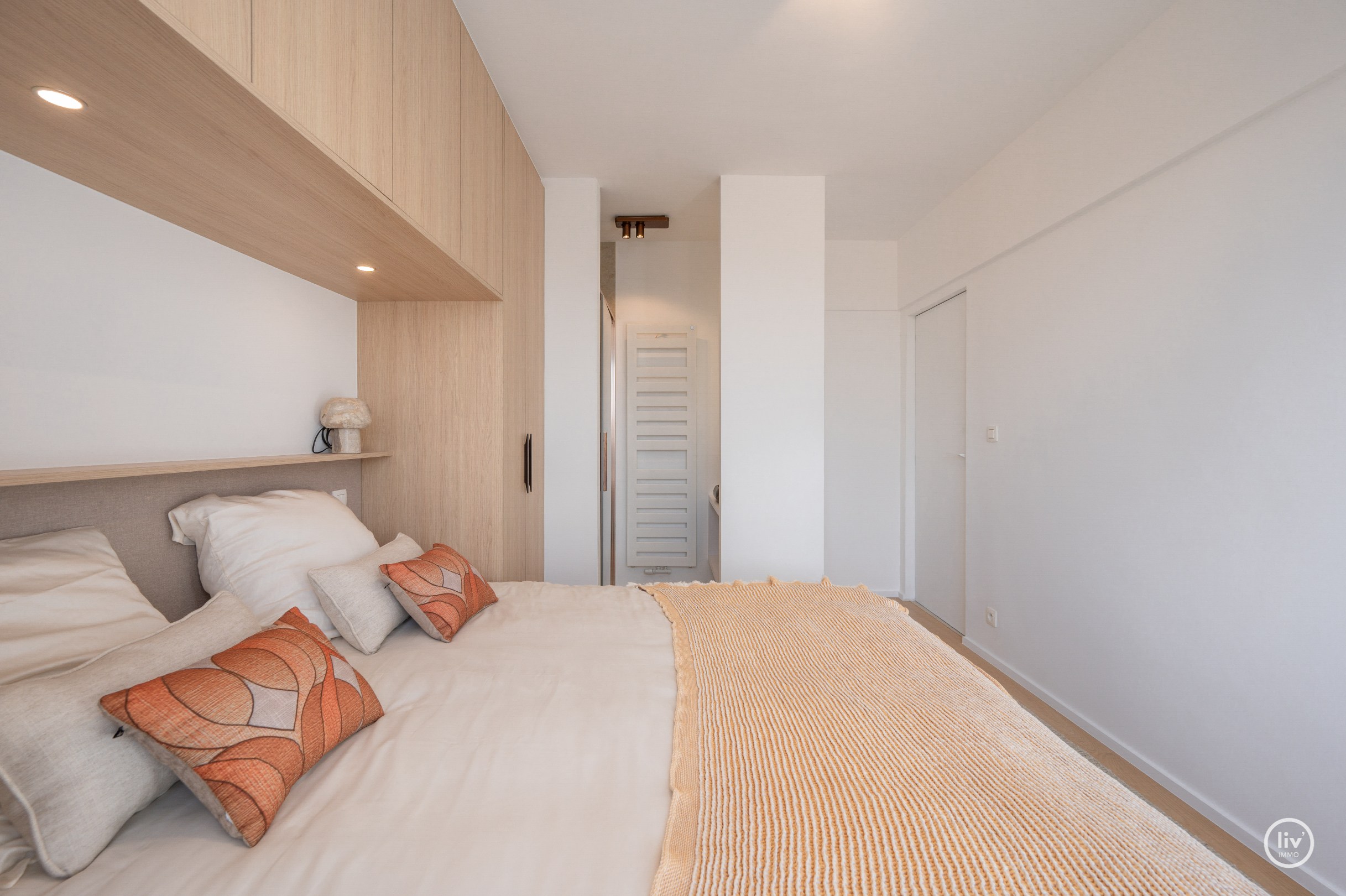 Prachtig gerenoveerd appartement op de zevende verdieping, op een absolute topligging aan de Zeedijk tussen het Lichttorenplein en het Albertplein. Dankzij de hoge ligging geniet het appartement van e 