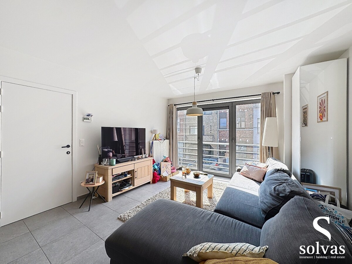 Lichtrijk appartement met terras en garage 